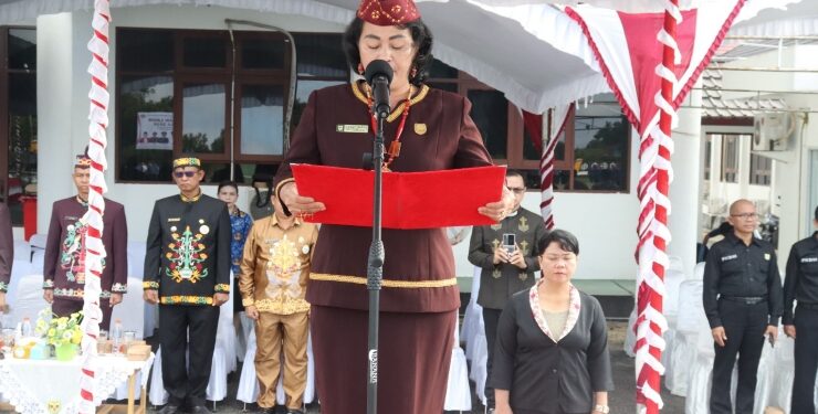 FOTO : DPRD GUMAS/MATA KALTENG - Anggota DPRD Kabupaten Gumas Rayaniatie Djangkan saat membacakan UUD 1945, pada upacara peringatan Hari Lahir Pancasila, Sabtu, 1 Juni 2024.