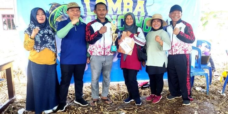 FOTO: IST/MATA KALTENG - Kepala Disdik Seruyan, Rusdi Hidayat (dua dari kiri) saat mengerahkan hadiah lomba mancing di Halaman Belakang Kantor Disdik setempat, kemarin.