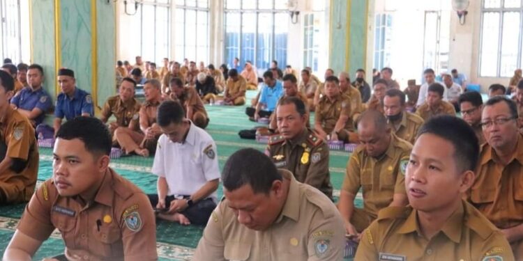 FOTO: PROKOM SERUYAN/MATA KALTENG - Sejumlah ASN saat mengikuti kegiatan siraman rohani di Masjid Agung Nurul Yaqin Kuala Pembuang, Senin 3 Juni 2024.