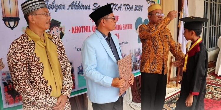 FOTO: PROKOM SERUYAN/MATA KALTENG - Asisten Pemerintahan dan Kesejahteraan Rakyat Setda Seruyan, Agus Suharto saat menghadiri wisuda santri TK/TPA LPPTKA BKPRMI Seruyan di Masjid Nurul Yaqin Kuala pembuang, kemarin.