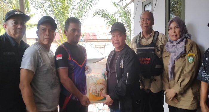 FOTO : IST/MATAKALTENG - Bupati Kotim Halikinnor menyerahkan bantuan pangan beras, Sabtu 1 Juni 2024.