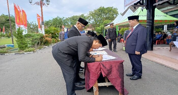 FOTO : DEVIANA/MATAKALTENG - Bupati Kotim Halikinnor saat menyaksikan penandatangan komitmen pencegahan korupsi, Sabtu 1 Juni 2024.
