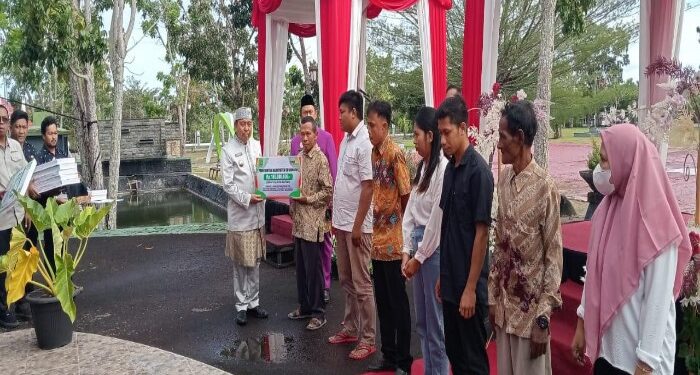 Foto : AKH/MATAKALTENG - Pj Bupati Sukamara Kaspinor menyerahkan bantuan secara simbolis kepada penerima program bantuan stimulan perumahan swadaya.