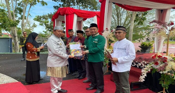 Foto : AKH/MATAKALTENG - Pj Bupati Sukamara Kaspinor saat menyerahkan bantuan hibah kepada Ketua NU Sukamara, Aspihani.