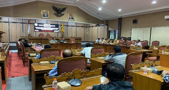 Foto: DIAN/MATA KALTENG - RDP Kepemilikan Tanah/lahan di jalan poros PT Sinar Citra Cemerlang (SCC) Desa Bukit Raya, Kecamatan Cempaga Hulu, 3 Juni 2024.