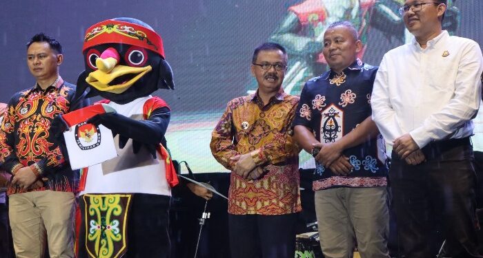 FOTO : DISKOMINFO SANTIK/MATA KALTENG - Pj Bupati Gumas Herson B. Aden (tiga dari kanan) ketika menghadiri kegiatan pagelaran seni dan budaya dalam rangka peluncuran maskot dan jingle Pilkada Kabupaten Gumas tahun 2024, di Taman Kota Kuala Kurun, Minggu, 2 Juni 2024 malam.