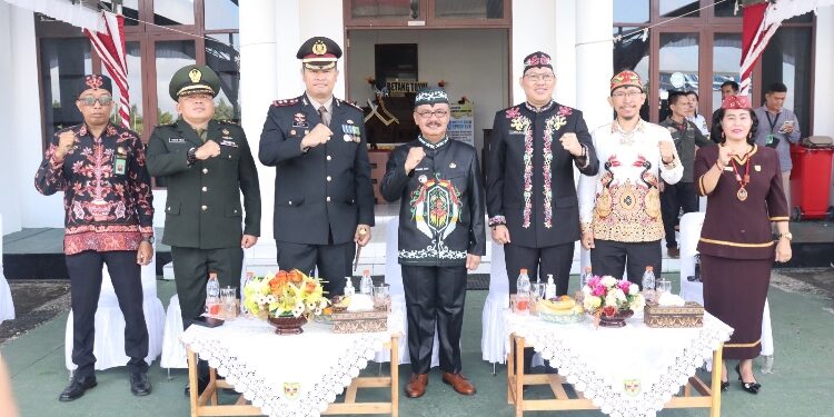 FOTO : DISKOMINFO SANTIK/MATA KALTENG - Pj Bupati Gumas Herson B. Aden berfoto bersama dengan Kapolres AKBP Theodorus Priyo Santosa, Kajari Sahroni, serta Pabung Kodim 1016/Plk Letkol Inf Maksun Abadi, dalam suatu kegiatan di kantor bupati setempat, pekan lalu.