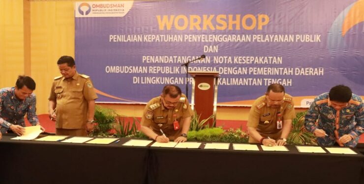 FOTO : IST/MATAKALTENG - Penandatangan Nota Kesepakatan Sekda Prov Kalteng H Nuryakin dan Anggota Ombudsman RI Jemsly Hutabarat.