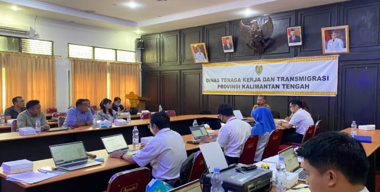 FOTO : IST/MATAKALTENG - Kepala Disnakertrans Kalteng Farid Wajdi saat membuka Pengawasan dan Pemeriksaan bersama (Wasrikber)