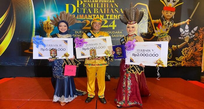 Foto: IST/MATA KALTENG - Tiga mahasiswa asal Universitas Muhammadiyah Sampit yang berhasil meraih juara dalam Pemilihan Duta Bahasa Provinsi Kalimantan Tengah.