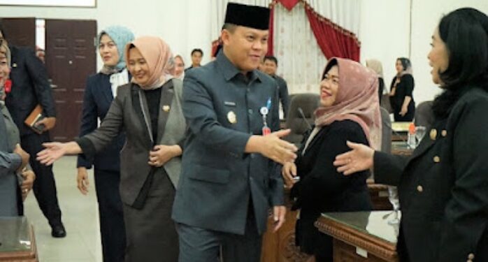 Foto: MATAKALTENG - Pj. Bupati Barsel Deddy Winarwan saat menghadiri rapat paripurna di gedung Graha Pena DPRD Barsel.