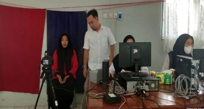 FOTO : IST/MATAKALTENG - Salah satu warga saat melakukan perekaman KTP-El, belum lama ini.