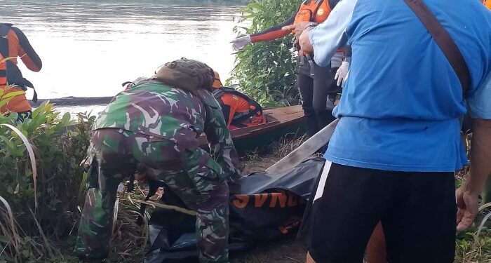 FOTO: MATAKALTENG - Tim Gabungan saat melakukan evakuasi terhadap korban Roni Susanto yang diduga tenggelam.