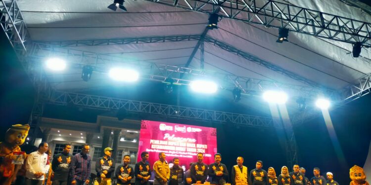 FOTO: GALIH/MATAKALTENG - Ketua KPU Kobar, Ketua KPU Provinsi Kalteng, Pj Bupati Kobar menekan tombol tanda dimulainya tahapan Pilkada Serentak tahun 2024.