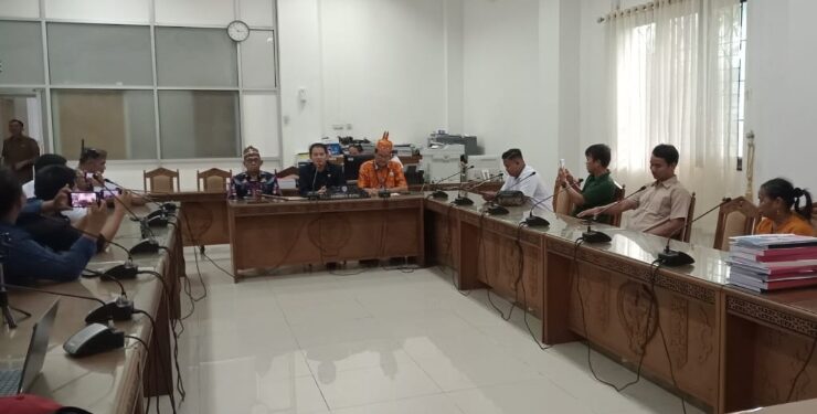 FOTO : IST/MATAKALTENG - Pertemuan Audiensi Komisi I DPRD Kalteng, Forum Kedamangan Provinsi Kalimantan Tengah bersama pihak keluarga almarhum 'Gijik', Selasa 4 Juni 2024 siang.
