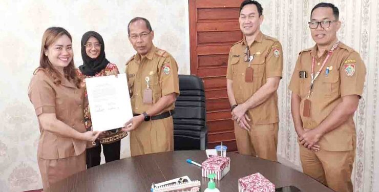 FOTO : IST/MATAKALTENG - Penyerahan Berita Acara Penempatan Tenaga Kesehatan Penugasan Khusus ke perwakilan Dinas Kesehatan Kabupaten.