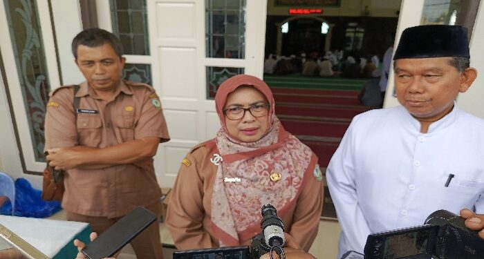 FOTO: MATAKALTENG - Kepala DKPP Kotim Sepnita (tengah) didampingi Ketua DPD Juleha Kotim Zainuddin.