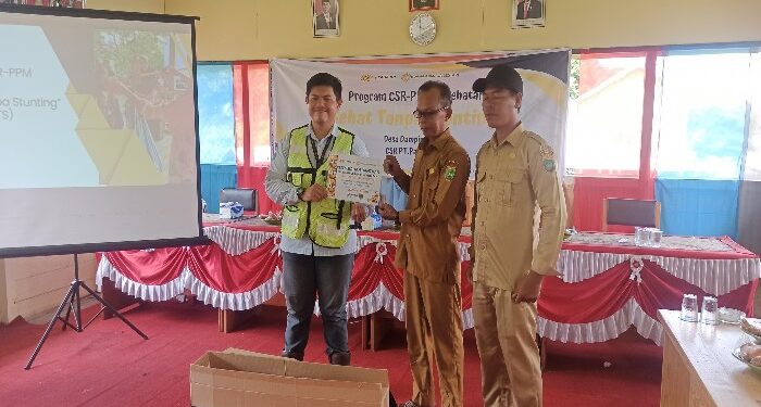 Foto: MATAKALTENG- PT. Pada Idi saat menyerahkan bantuan CSR berupa Alat Antropometri  pencegahan risiko stunting pada bayi dibawah dua tahun.