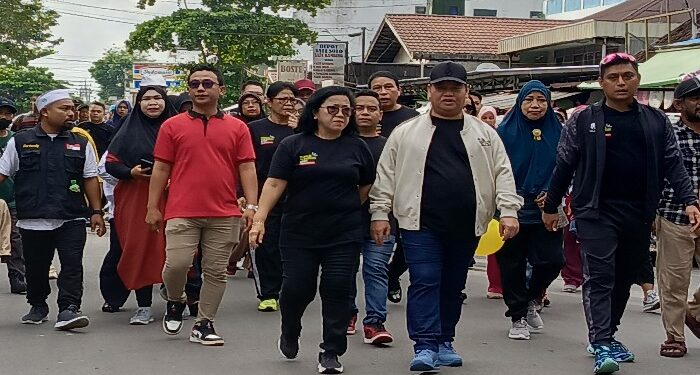 FOTO: DEVIANA/MATAKALTENG - Bupati Kotim Halikinnor saat mengikuti jalan sehat yang digelar oleh KPU, belum lama ini.