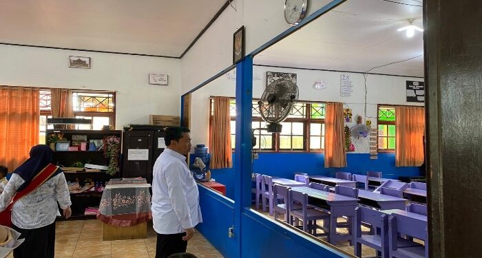 Foto : AKH/MATAKALTENG - Pj Bupati Sukamara Kaspinor saat meninjau proses PPDB tahun ajaran 2024/2025.