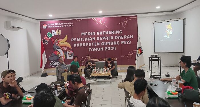 FOTO : KPU GUMAS/MATA KALTENG - Ketua KPU Kabupaten Gumas Elfrinst G Tumon dan komisioner KPU, membuka kegiatan media gathering pilkada, di aula kantor KPU setempat, Selasa, 4 Juni 2024 malam.