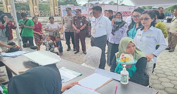 FOTO : DISKOMINFO SANTIK/MATA KALTENG - Sekda Gumas Richard bersama Ketua TP-PKK Shella Herson B. Aden, Kapolres AKBP Theodorus Priyo Santosa, Kajari Sahroni, Kepala Bapperida Yantrio Aulia, dan Kepala DP2KBP3A Rina Sari saat meninjau pelaksanaan intervensi stunting kepada balita dan ibu hamil, di Taman Kota Kuala Kurun, Rabu, 5 Juni 2024.