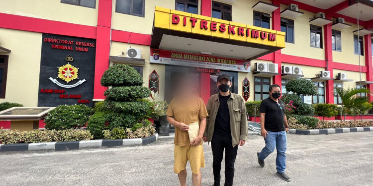 FOTO: MATAKALTENG - Hok Kim alias Acen ketika dibebaskan demi hukum usai masa penahanan di kepolisian habis atas perkara dugaan penggelapan 14 SHM.