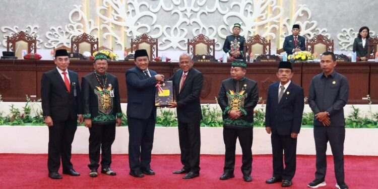 FOTO: IST/MATAKALTENG - Wagub Edy Pratowo menerima LHP BPK RI atas LKPD Provinsi Kalteng Tahun Anggaran 2023 dalam Rapat Paripurna Ke-3 Masa Persidangan II Tahun Sidang 2024 di Ruang Rapat Paripurna DPRD Kalteng.