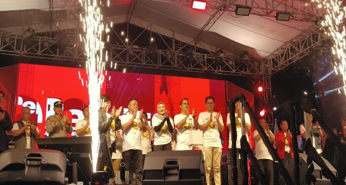 FOTO: MATAKALTENG - Ketua KPU Kabupaten Katingan Wahyuni dan Anggota, serta Pj Bupati Katingan, Ketua DPRD Katingan dan Forkompinda saat peluncuran Pemilihan Bupati dan Wakil Bupati Katingan tahun 2024, di Stadion Sport Center Kereng Humbang Kota Kasongan.