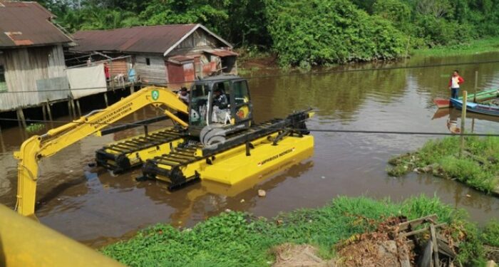 Foto:IST/MATA KALTENG - Pengerukan sungai di kawasan Pasar Keramat, Sampit beberapa waktu lalu menggunakan exavator amfibi.