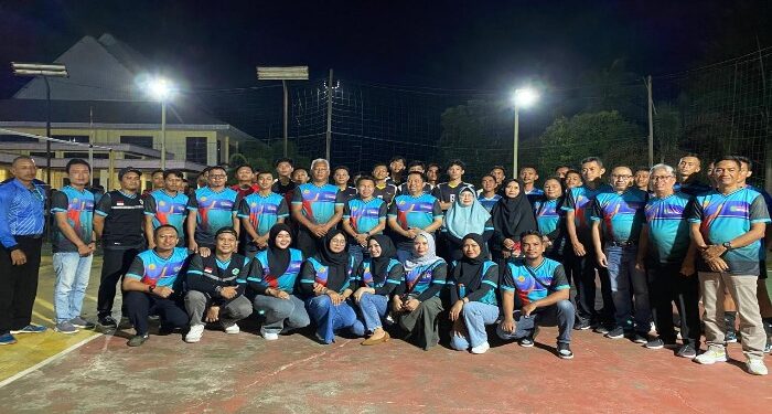 Foto : AKH/MATAKALTENG - Pj Bupati Sukamara Kaspinor bersama para pemain bola voli sebelum bertanding.