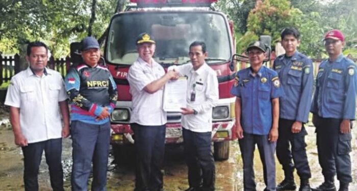 Foto:IST/MATA KALTENG - Penyerahan bantuan satu unit mobil pemadam kebakaran untuk kecamatan Cempaga Hulu, Kotim belum lama ini.