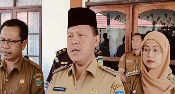 Foto: MATAKALTENG - Pj. Bupati Barsel Deddy Winarwan di dampingi Camat Dusel Evi Kusumawardhani dan Kepala Dinas Perkimtan Bennie S Mahart saat memberikan keterangan kepada sejumlah wartawan.