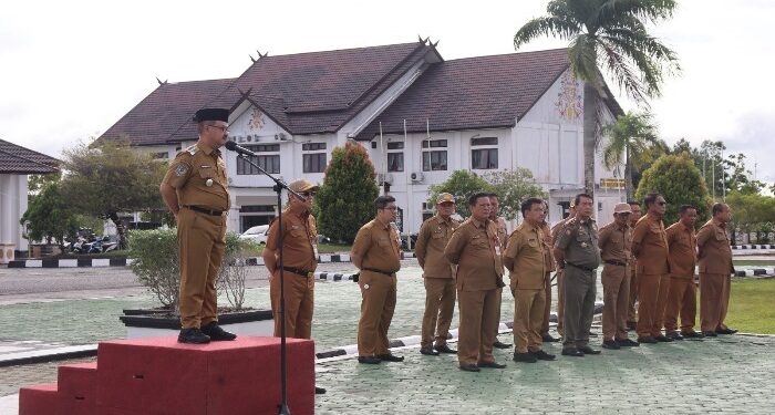FOTO : DISKOMINFO SANTIK/MATA KALTENG - Pj Bupati Gumas Herson B. Aden didampingi Sekda Richard, ketika memimpin apel yang dihadiri oleh seluruh kepala perangkat daerah dan ASN, di halaman kantor bupati setempat, Senin, 3 Juni 2024.