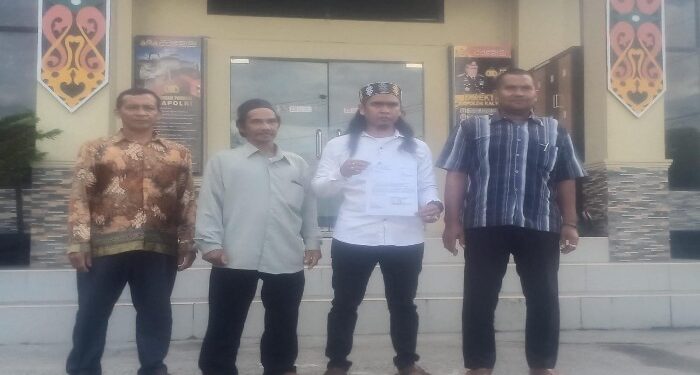 FOTO: IST/MATA KALTENG - Keluarga Mitai dengan kuasa hukum saat melapor di Polres Kotim.