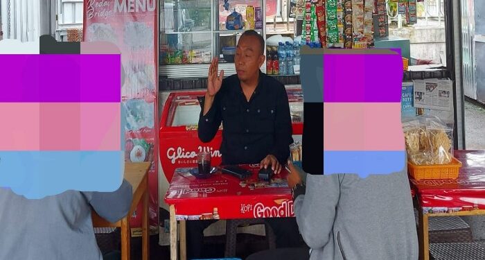FOTO: MATAKALTENG - Ketua Tim Virtual Police Bidhumas Polda Kalteng, Ipda Shamsuddin, pada saat melakukan mediasi kepada sepasang warga.