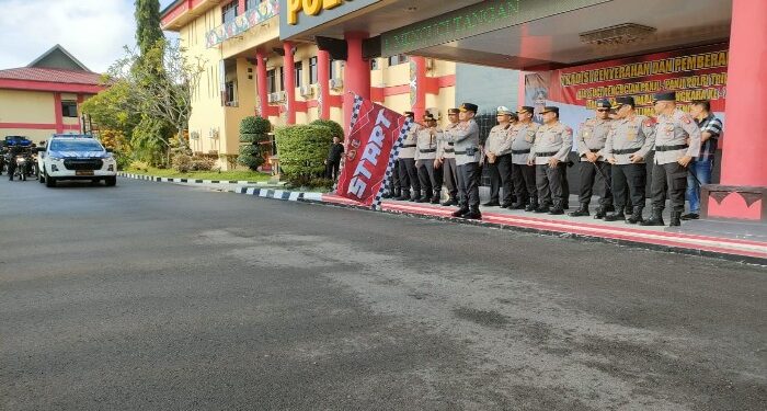 FOTO: MATAKALTENG - Kapolda Kalteng saat melepas rombongan pengambilan air suci di halaman Mapolda Kalteng.