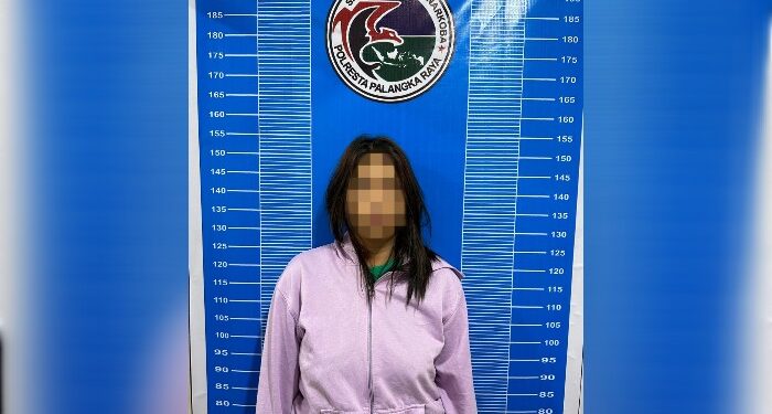FOTO: MATAKALTENG - Terduga pelaku pada saat diamankan Satresnarkoba Polresta Palangka Raya.