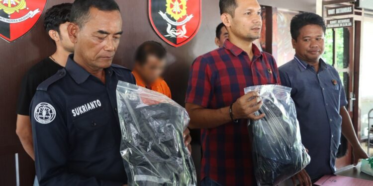FOTO: MATAKALTENG - Kasat Reskrim Polresta Palangka Raya, Kompol Ronny M Nababan (tengah), pada saat menunjukkan barang bukti.