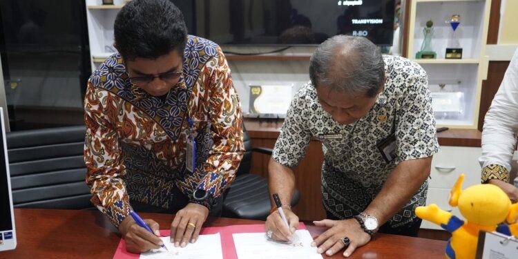 FOTO: IST/MATAKALTENG - Kepala Diskominfosantik Provinsi Kalteng Agus Siswadi bersama Rektor Institut Agama Hindu Negeri Tampung Penyang Palangka Raya Mujiyono saat menandatangani nota kesepahaman.