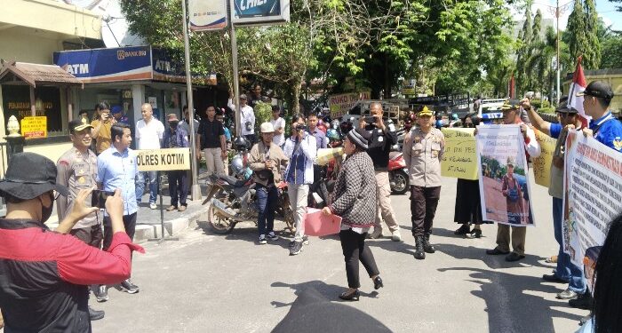 FOTO: AGUS/MATA KALTENG- Koalisi Ormas peduli hukum melakukan aksi demo di depan Kantor Polres Kotim, Kamis 6 Juni 2024.