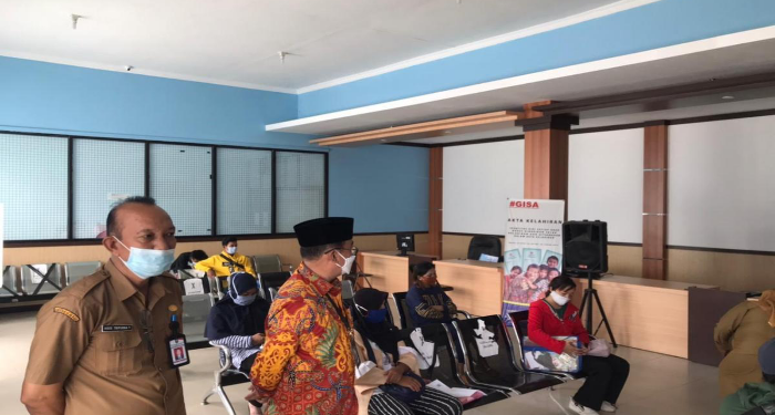 Foto:DIAN/MATA KALTENG - Kepala Disdukcapil Kotim Agus Tripurna Tangkasiang saat memantau pelayanan kependudukan untuk masyarakat belum lama ini.