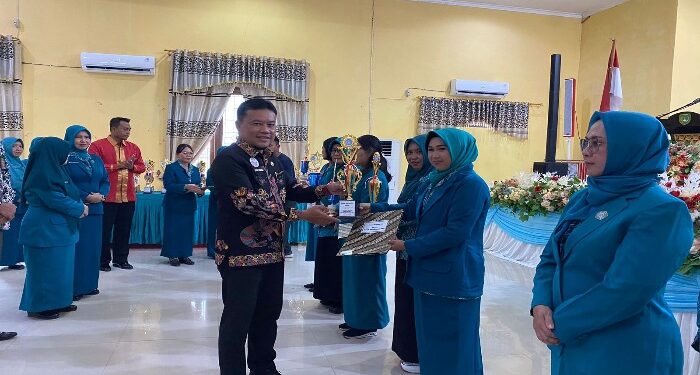 Foto : AKH/MATAKALTENG - Sekda Sukamara Rendy Lesmana saat menyerahkan hadiah dan penghargaan kepada para pemenang lomba jambore PKK Tingkat Kabupaten.