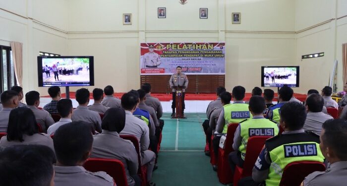 FOTO : HUMAS POLRES GUMAS/MATA KALTENG - Kapolres Gumas AKBP Theodorus Priyo Santosa ketika memberikan arahan kepada ratusan personel yang mengikuti pelatihan tahapan penanganan pengamanan penyampaian pendapat di muka umum, dalam pengamanan pilkada tahun 2024, di aula patria tama, Jumat, 7 Juni 2024.