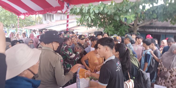 FOTO: MATAKALTENG - Masyarakat Flamboyan Bawah saat mengantre untuk mendapatkan paket sembako di Pasar Murah.