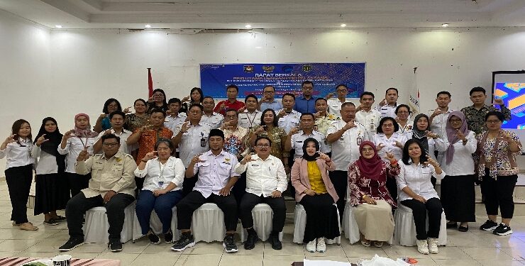 FOTO : IST/MATAKALTENG - Kepala Diskominfostandi Kabupaten Katingan, Wim, saat foto bersama dengan jajaran usai gelar rapat berkala.