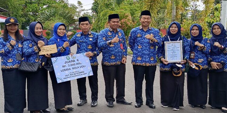 FOTO: DOK DEVIANA/MATAKALTENG - Kapala BKPSDM Kotim Kamaruddin Makalepu bersama sejumlah pegawai di lingkungan Pemkab Kotim, belum lama ini. 