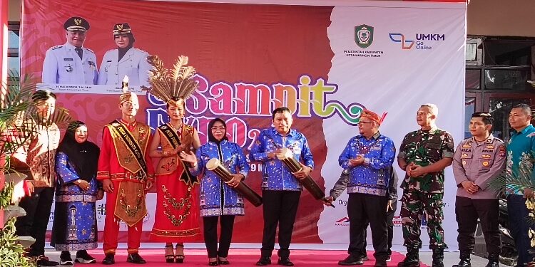 FOTO : DEVIANA/MATAKALTENG - Sekda Kotim Fajrurrahman bersama Ketua TP-PKK Kotim dan forkompinda membuka Sampit Expo, Sabtu 8 Juni 2024.