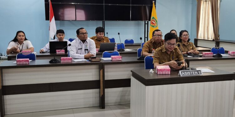 FOTO : IST/MATAKALTENG - Asisten II Setda Katingan Eka Suryadilaga, saat mengikuti Rakor secara virtual zoom meeting di Media Center Diskominfostandi setempat.