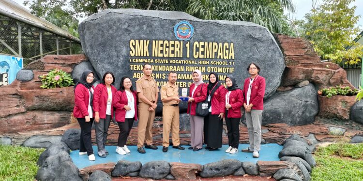 FOTO: MATAKALTENG - Mahasiswa PKKH – KKN Kelompok Pacta Sunt Servanda, Sekolah Tinggi Ilmu Hukum (STIH-HR) Sampit, pada saat memberikan cinderamata kepada perwakilan SMKN 1 Cempaga.